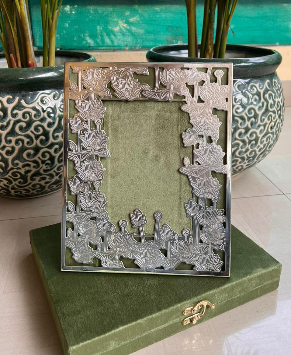 Silver photo frame (Size: 12 inch of frame)